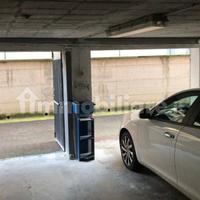 Ampio garage doppio, due portoni, livello strada