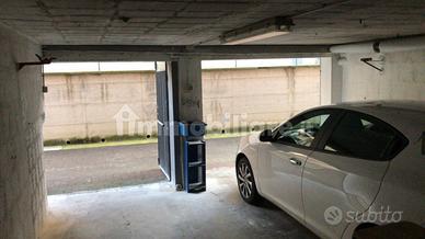 Ampio garage doppio, due portoni, livello strada
