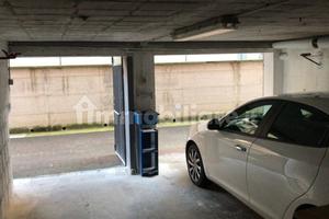 Ampio garage doppio, due portoni, livello strada