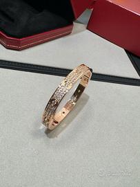 Bracciale classico Cartier Love con dieci diamanti