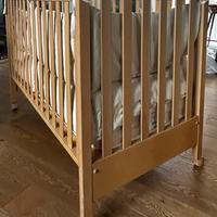 Lettino con sponde in legno