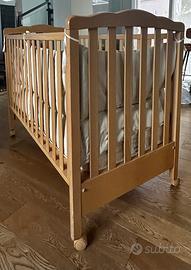 Lettino con sponde in legno