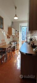 Cucina con macchina fuochi Gas e tavolo +4sedie