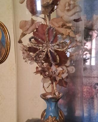 oggetto decorativo sotto campana di vetro 