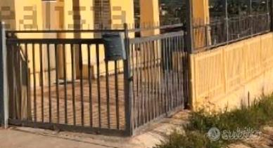 2 cancelli scorrevoli in ferro e ringhiera