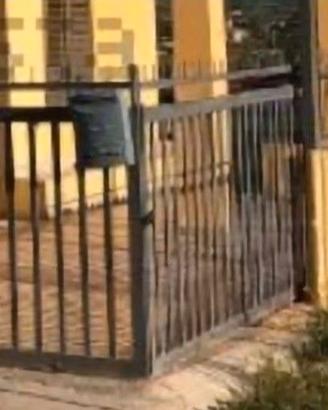 2 cancelli scorrevoli in ferro e ringhiera