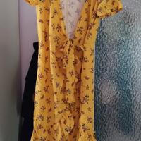 vestito estivo giallo con fiorellini rossi e verdi