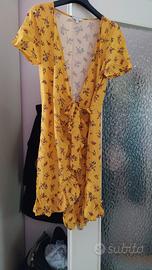 vestito estivo giallo con fiorellini rossi e verdi