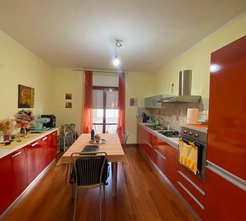 Luminoso trilocale con doppio posto auto