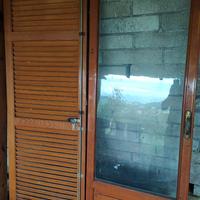 Finestra persiana e portone