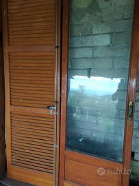 Finestra persiana e portone