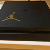 PS4 1TB CON GIOCHI (SENZA GIOCHI TRATTABILE)