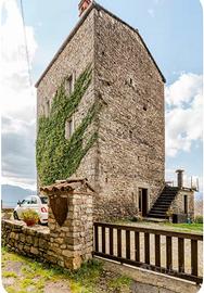 Incantevole torre medievale alta toscana