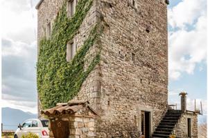 Incantevole torre medievale alta toscana