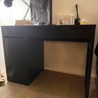 Scrivania, sedia e bajour Ikea (studio)