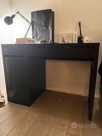 Scrivania, sedia e bajour Ikea (studio)