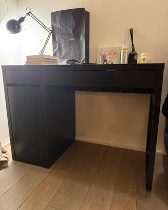 Scrivania, sedia e bajour Ikea (studio)