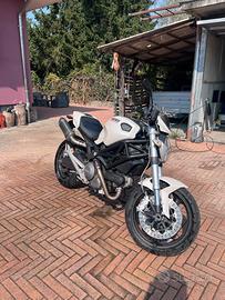Monster 696