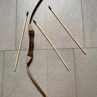Arco con frecce in legno e punta di gomma