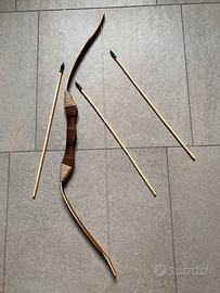 Arco con frecce in legno e punta di gomma
