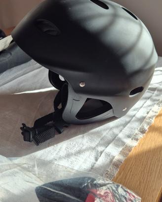 casco per sport acquatici 