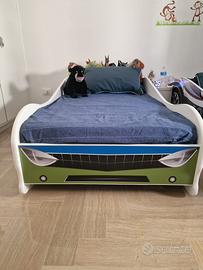 Letto bambino a forma di auto