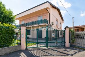 PORZIONE DI VILLA BIFAMILIARE CON GIARDINO PRIVATO