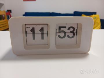 Auto flip desk wall clock