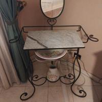 Toilette in ferro battuto, piano in marmo.