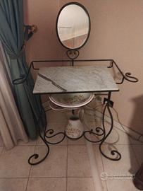 Toilette in ferro battuto, piano in marmo.
