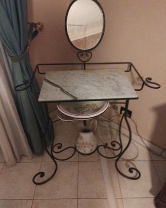 Toilette in ferro battuto, piano in marmo.