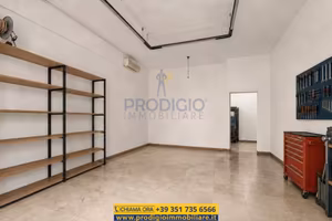Locale commerciale su due livelli con deposito