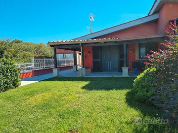 Su via Aldo Moro villino in residence