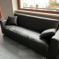 Divano nero con cuscini