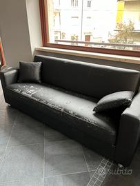 Divano nero con cuscini