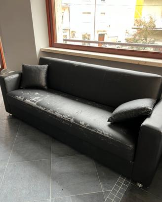 Divano nero con cuscini
