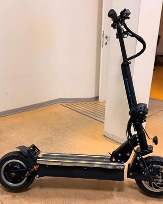 Monopattino doppio motore