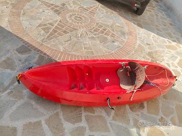 Canoa / Kayak rosso sit-on-top inaffondabile