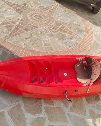 Canoa / Kayak rosso sit-on-top inaffondabile