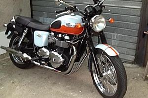 TRIUMPH BONNEVILLE T100 ANNIVERSARY