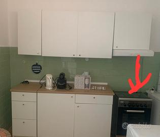 cucina con forno e fuochi 