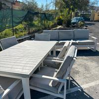 Tavolo da esterno più divano e salotto