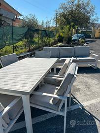 Tavolo da esterno più divano e salotto