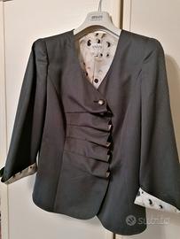 Armani, elegante completo pantaloni