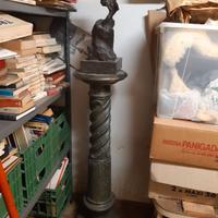 Colonna e statuetta in bronzo