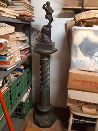 Colonna e statuetta in bronzo