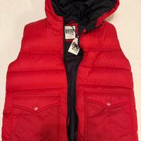 Piumino smanicato con cappuccio