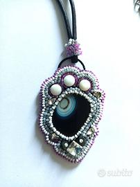 ciondolo asimmetrico con pietra dura centrale