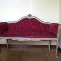 "Elegante divanetto vintage in stile classico"