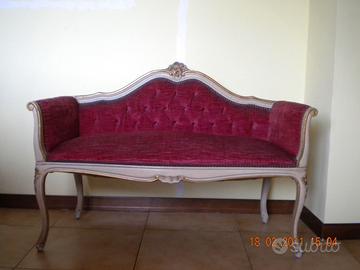 "Elegante divanetto vintage in stile classico"